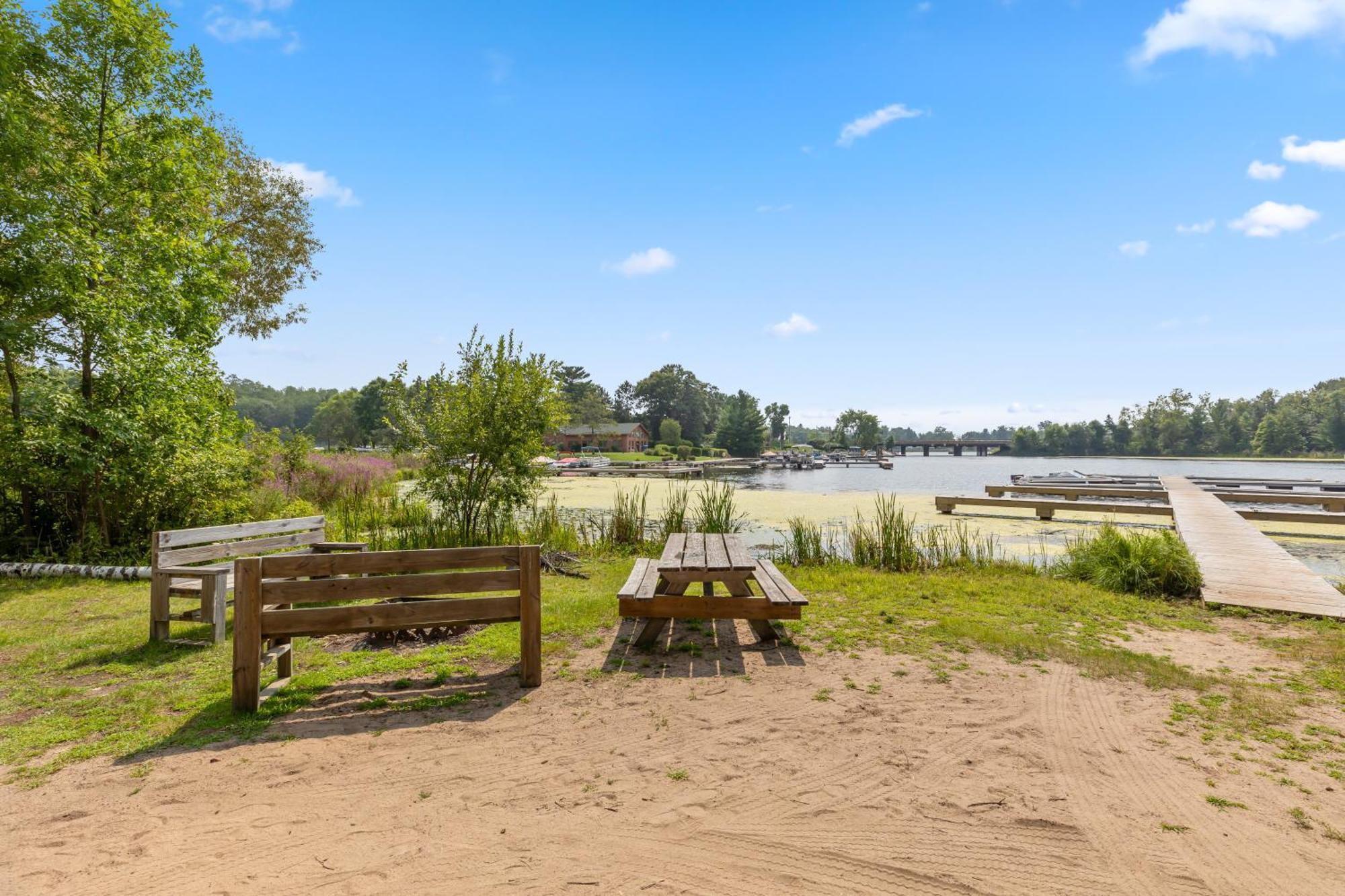 Causeway On Gull Resort Lake Shore Экстерьер фото